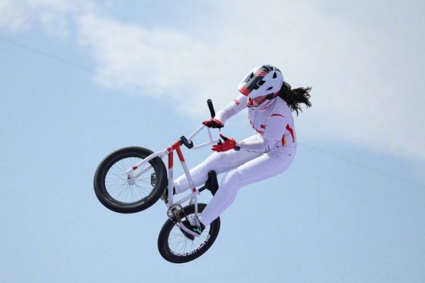 开云体育app 11岁“小孩姐”国际小轮车赛夺冠 脚踝带伤仍苦练 每日转车把一千次